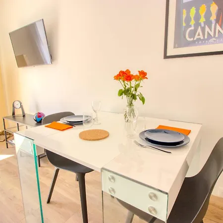 Apartment Croisette - 4 Personnes - Vue Cannes